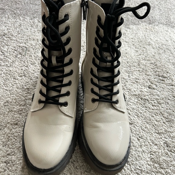 White boots - Picture 2 of 8